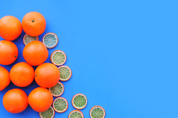 laranja fruta suculenta em fundo azul 