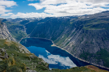Fototapeta na wymiar Amazing landscape of the Ringedalsvatnet Lake, Trolltunga hike, Norway