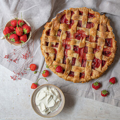 Mise en scène culinaire d'une tarte aux fraises
