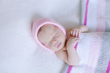 Peaceful sleeping newborn baby two weeks old. - 580106603