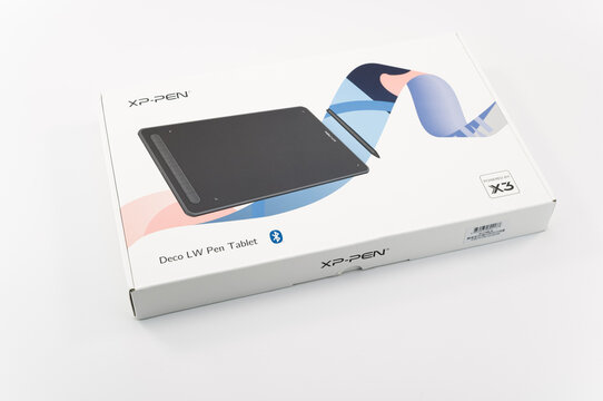 immagine di tavoletta grafica XP Pen nella scatola di imballaggio su superficie lavoro bianca

