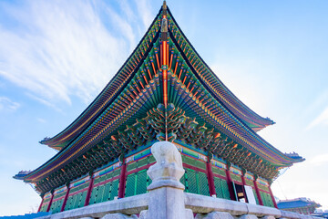 Obraz premium Korean traditional hanok architecture. Beautiful Architecture of Gyeongbokgung Palace with beautiful blue sky background in Seoul, South Korea