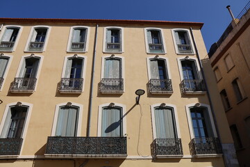 Obraz premium Bâtiment typique, vu de l'extérieur, vu de l'extérieur, ville de Perpignan, département des Pyrenees Orientales, France
