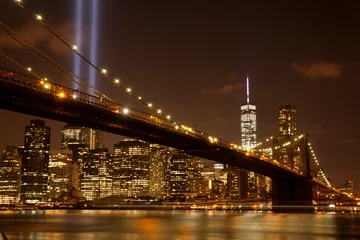 Selbstklebende Fototapeten Brooklyn bridge with Tribute in Light . The installation of 88 searchlights has been displayed annually in remembrance of the September 11, 2001 attacks. © Jayson