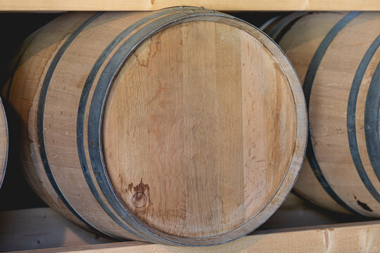 Un tonneau dans une cave dans le but de fabriquer du rhum.