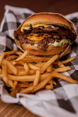 Hamburguer - Sandwich with beef burger, cheddar and french fries
