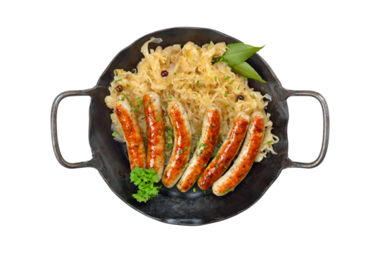 Gebratene Nürnberger  Röstbratwürstchen mit Sauerkraut in der Eisenpfanne auf weißem Hintergrund - Fried Nuremberg sausages with sauerkraut served in an iron frying pan on white background