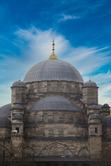 Fototapeta na wymiar a beautiful mosque against blue sky 
