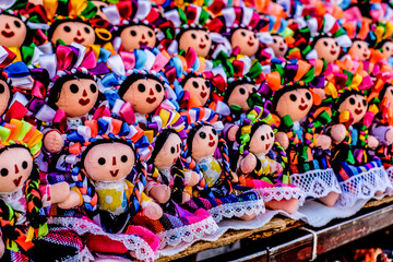 Obraz premium Muñeca artesanal juanita o muñeca huasteca, en el pueblo magico de Tlaquepaque jalisco