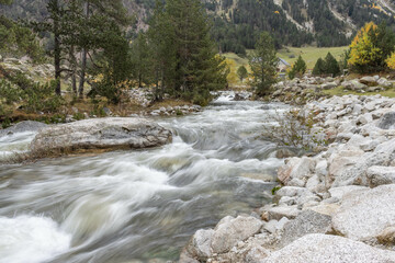 Río sedoso en la montaña, capturado a baja velocidad.