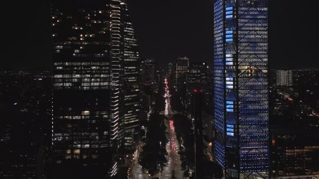 Edificios de noche en ciudad de m&eacute;xico