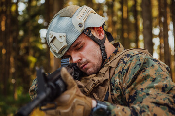 Obraz premium A modern warfare soldier on war duty in dense and dangerous forest areas. Dangerous military rescue operations