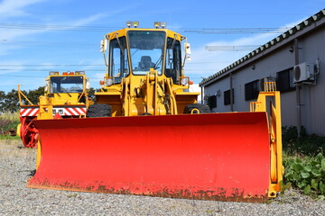 雪国で待機中の除雪車