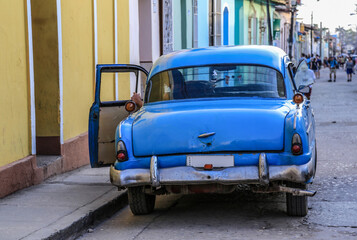 Wunderschöner blauer Oldtimer auf Kuba (Karibik)