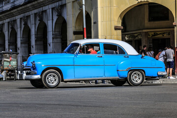 Wunderschöner blauer Oldtimer auf Kuba (Karibik)
