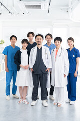 働く医者・看護士（複数人・多人数・集合）