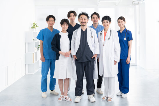 働く医者・看護士（複数人・多人数・集合）
