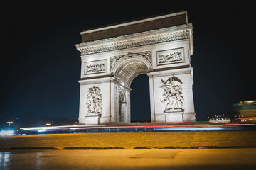 Fototapeta na wymiar Arc de Triomphe at night