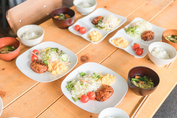 テーブルに並んだ朝食・和食・ご飯・朝ご飯のイメージ
