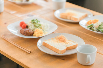 ダイニングテーブルに並んだ朝食・トースト・朝ご飯のイメージ
