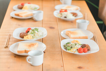 ダイニングテーブルに並んだ朝食・トースト・朝ご飯のイメージ
