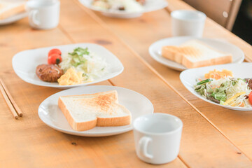 ダイニングテーブルに並んだ朝食・トースト・朝ご飯のイメージ
