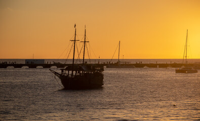 barca en atardecer
