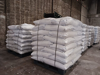 Chemical fertilizer The product stock is packed in sacks, stacked in the warehouse, waiting for delivery.	
