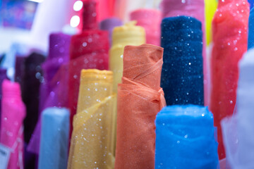 Tienda textil, rollos de tela de colores