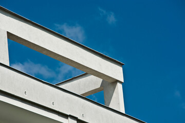 Fototapeta na wymiar white building structure against a blue sky