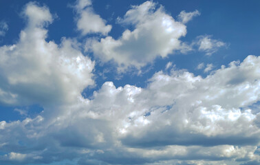 Fototapeta premium The clear sky is covered with white clouds.