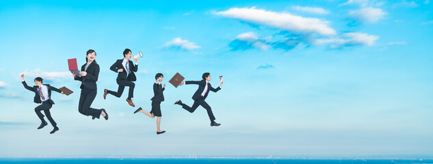 青空をバックにジャンプする人々