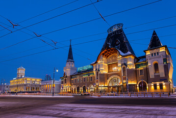 Obraz premium View of Komsomolskaya Square with the buildings of Yaroslavsky railway station, Leningradsky railway station and entrance to Komsomolskaya metro station in the early morning. Moscow, Russia