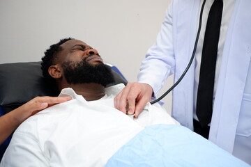 The doctor uses a stethoscope to measure the patient's heartbeat pulse.