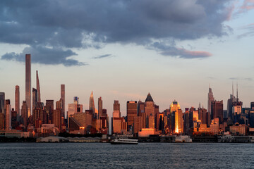 Naklejka premium New york panorama with Hudson river on cloudy day