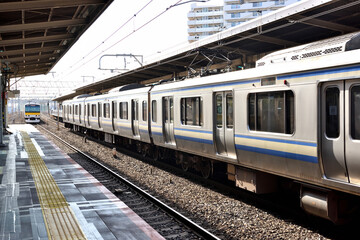 Obraz premium 電車到着を待つ人々