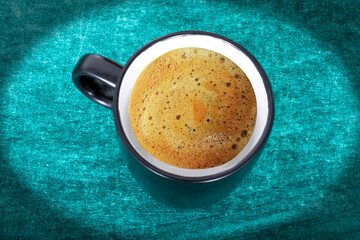 Eine Tasse mit frischem Kaffee
