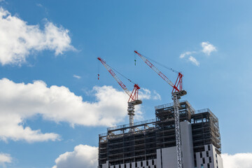 建設中の高層ビルと二基のタワークレーン