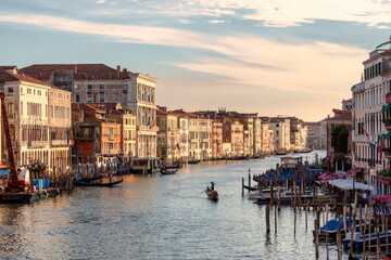 Fototapeta na wymiar Venezia Veduta di Palazzi del Canal Grande con gondola al tramonto dal Ponte di Rialto