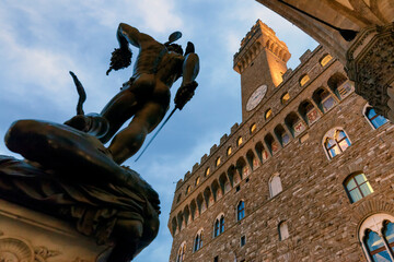 Firenze. Piazza della Signoria. Loggia dei Lanzi con la scultura di Perseo con la testa di Medusa verso la Torre di Arnolfo
