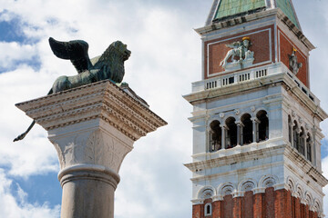 Venezia. Colonna di Marco con il leone marciano e Campanile della Piazza