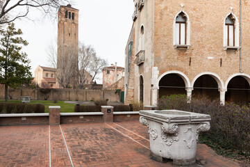 Murano, Venezia. Vera da pozzo al Museo del Vetro verso la Torre della Basilica