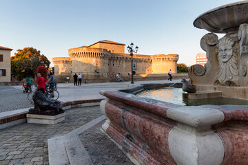 Senigallia, Ancona. fontana di anatre con la Rocca Roveresca in background