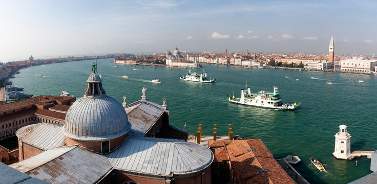 Isola di San Giorgio Maggiore. Veduta dal Campanile della cattedrale verso la città con ferry-boat in bacino
