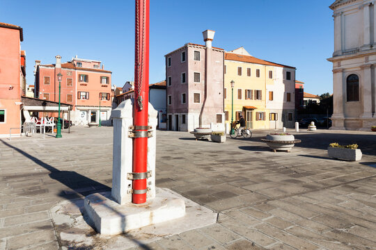 Burano, Venezia.Piazza Baldassarre Galuppi con pilo portabandiera.
