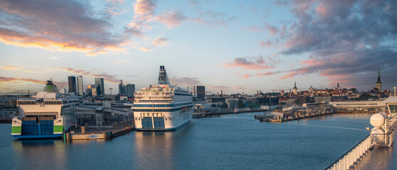 Fototapeta na wymiar cruise liner in Tallinn