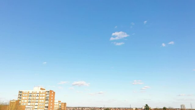  TILT DOWN REVEAL OF LONDON CITY WITH A LONG QUE TRAFFIC IN A SUNNY DAY