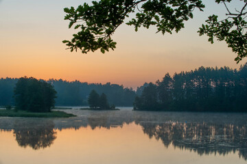 Obraz na płótnie Canvas Sunrise on the lake