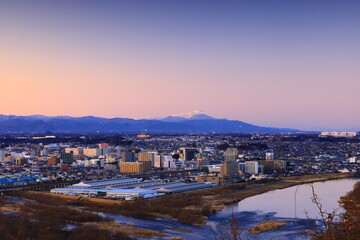 Obraz premium 岩手県北上市 夕焼けの北上市街地