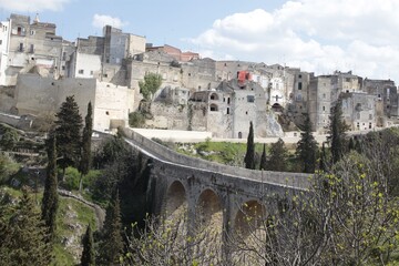 Gravina di Puglia, Bari. Ponte Acquedotto sul torrente Gravina sullo sfondo della cittadina
